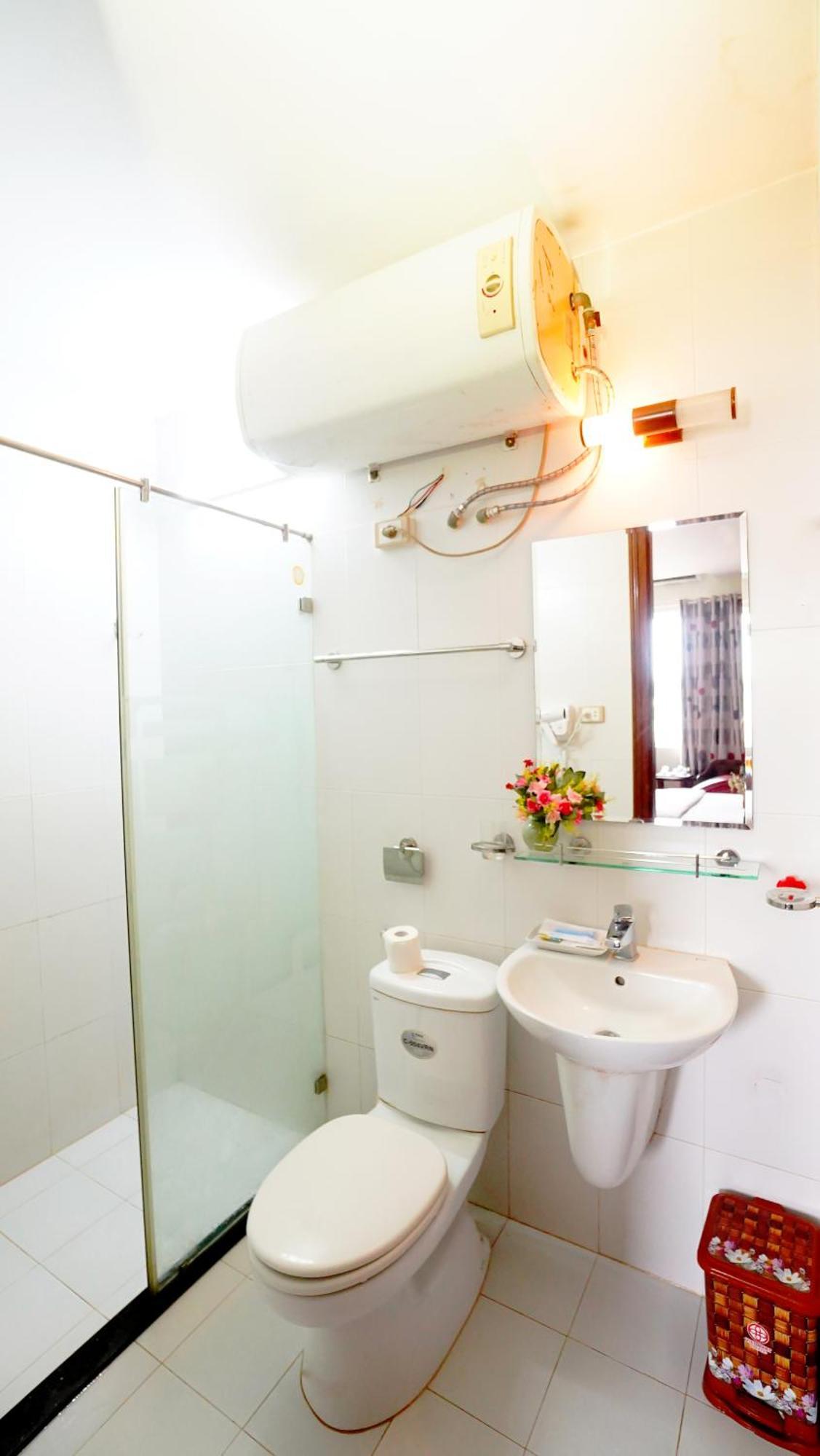 Ho Sen Xanh Hotel 2*